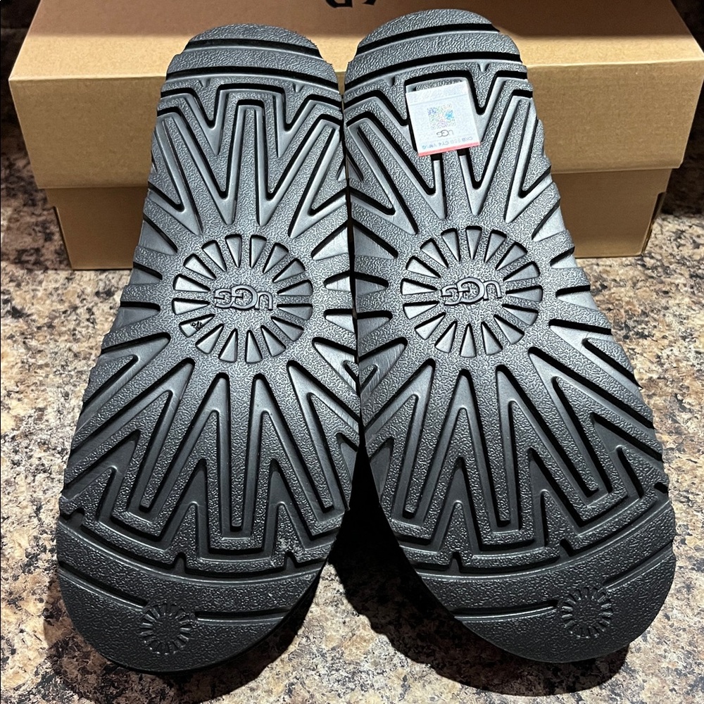 UGG Goldenstar Clog - Picture 8 of 12